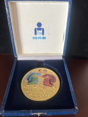 🔴 Grande medaglia GIUBILEO ROMA DEL 2000 dorata con smalti con astuccio