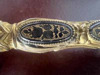 🔴 Penna sfera metallo dorato bassorilievi miniature smaltate antica RARA 1800