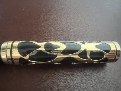 🔴 Black lacquer fountain pen with carved gold trim, vintage F nib 