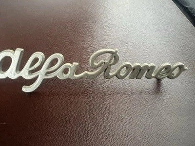🔴 Alfa Romeo DAUPHINE stemma auto emblema fregio targhetta metallo 2 pz VINTAGE