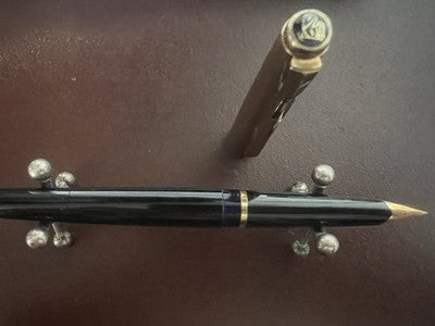 PELIKAN 30 Schwarzer Füllfederhalter, vergoldete Kappe, 14-Karat-Goldfeder F 