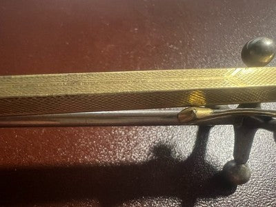 🔴 RECORD Druckbleistift mit Guilloche-Finish, sechseckigem Goldkörper, schreibt im Vintage-Stil.