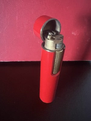 MARUMAN Briquet Laque Rouge Cylindrique Fonctionne Vintage