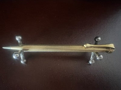 🔴 RECORD Druckbleistift mit Guilloche-Finish, sechseckigem Goldkörper, schreibt im Vintage-Stil.