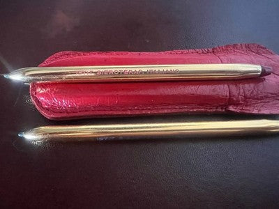 🔴 Blaue und rote Kugelschreiber des italienischen Sieroterapico-Instituts in einem Vintage-Lederetui 