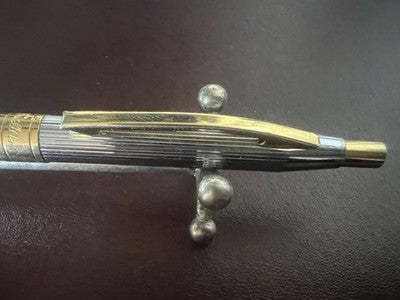 🔴 DELTA Kugelschreiber aus Chrom mit geriffelten Kanten und Druckknopf – schreibt im Vintage-Stil