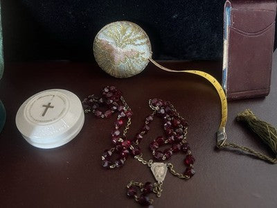 Set Sewing Holy Rosary Meter Thimble Needle Threaders Travel Pouch Vintage
