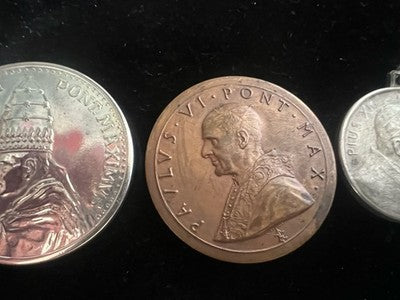 Päpstliche Medaillen Zwei von Paul VI. + Eine von Pius Xi. Vintage-Bestand 7 