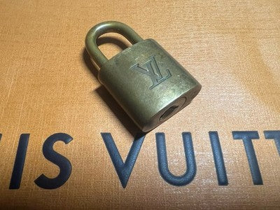 🔴 LOUIS VUITTON lucchetto originale dorato n 313 senza chiave da chiedere