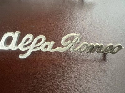 🔴 Alfa Romeo DAUPHINE stemma auto emblema fregio targhetta metallo 2 pz VINTAGE