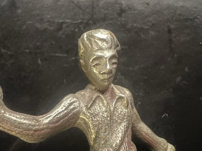 🔴 Mascot emblema ragazzo con pallone trofeo scolpito metallo vintage