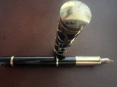 🔴 Black lacquer fountain pen with carved gold trim, vintage F nib 