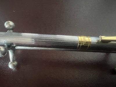 🔴 DELTA Kugelschreiber aus Chrom mit geriffelten Kanten und Druckknopf – schreibt im Vintage-Stil