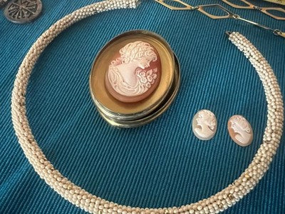 Halsketten, Modeschmuck, Kameen, Anhänger, Ketten und Perlen, Vintage-Jahre '70er Jahre' 