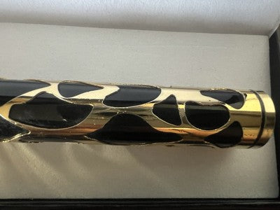 🔴 Black lacquer fountain pen with carved gold trim, vintage F nib 
