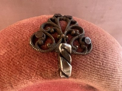 🔴 Originale Vintage-Taschenuhrenvitrine aus Messing und rosa Samt aus den frühen 1900er Jahren