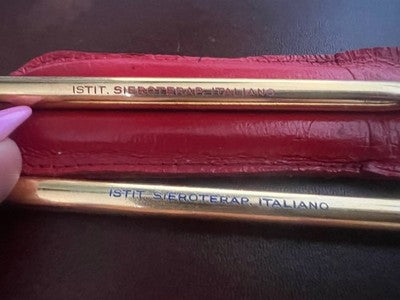 🔴 Blaue und rote Kugelschreiber des italienischen Sieroterapico-Instituts in einem Vintage-Lederetui 