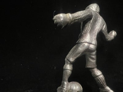 🔴 Mascot emblema ragazzo con pallone trofeo scolpito metallo vintage