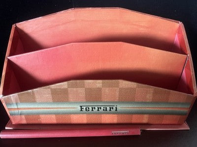 🔴 Originaler rot-karierter Vintage-Dokumentenhalter von FERRARI für den Schreibtisch 