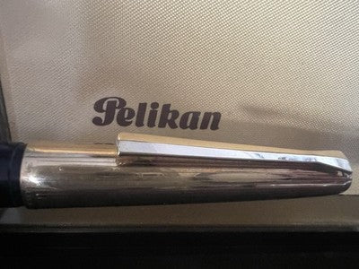 PELIKAN 30 Schwarzer Füllfederhalter, vergoldete Kappe, 14-Karat-Goldfeder F 