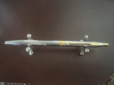 🔴 DELTA Kugelschreiber aus Chrom mit geriffelten Kanten und Druckknopf – schreibt im Vintage-Stil