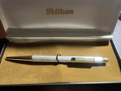 PELIKAN Stratos Kugelschreiber, satiniertes Chrom mit Vintage-Knopf 