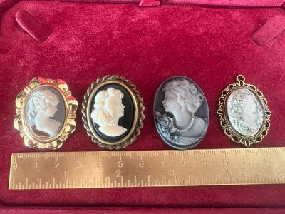 Italienische Cameos-Halskette, Anhänger, Brosche, Anhänger aus Natursteinen, 4 Stück, Vintage 