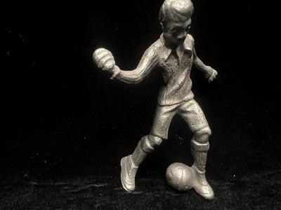 🔴 Mascot emblema ragazzo con pallone trofeo scolpito metallo vintage