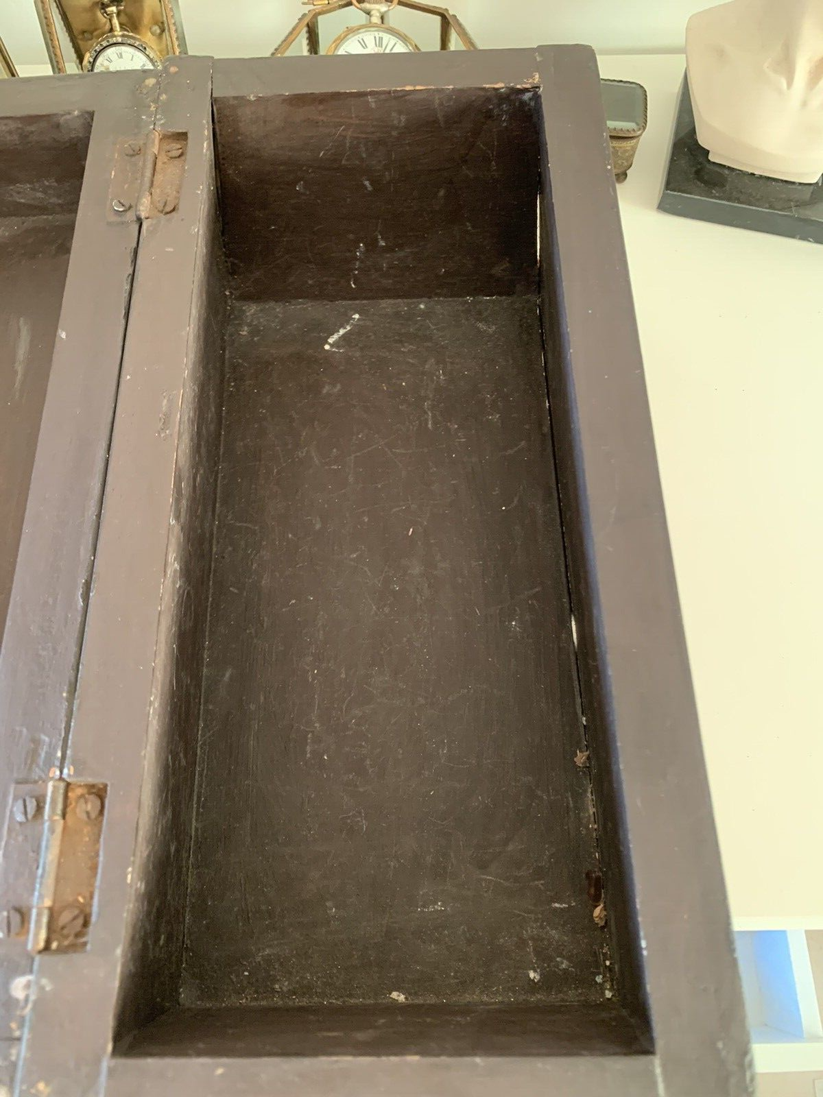 🔴 Geschnitzte Holztruhe mit floralen Vintage-Verzierungen 