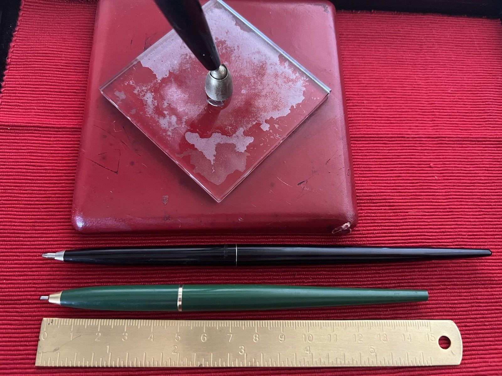 Stilofori Kugelschreiber-Set mit Tischfuß, hautfarben, rot, mit 2 Stiften, Vintage 1970 