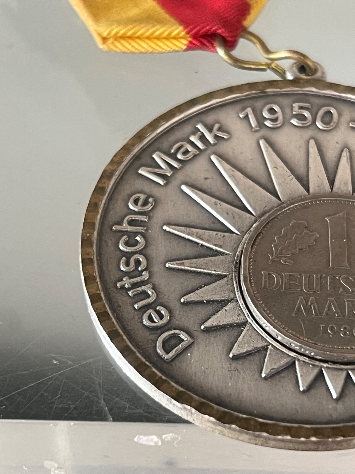 🔴 MARCO TEDESCO medaglia metallo argentata con nastrino e spilla VINTAGE