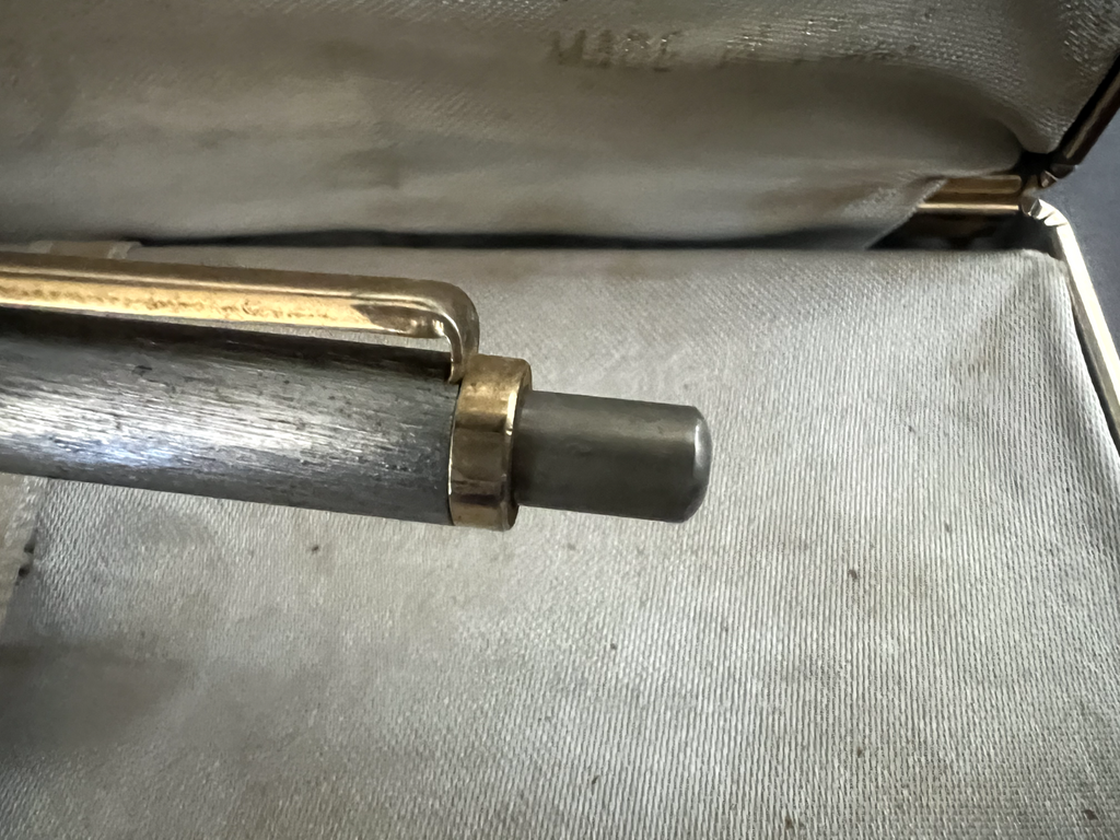 Delta Stylo-Plume Sphère Chrome Satiné Avec Profils Doré Bouton Snap Écrit