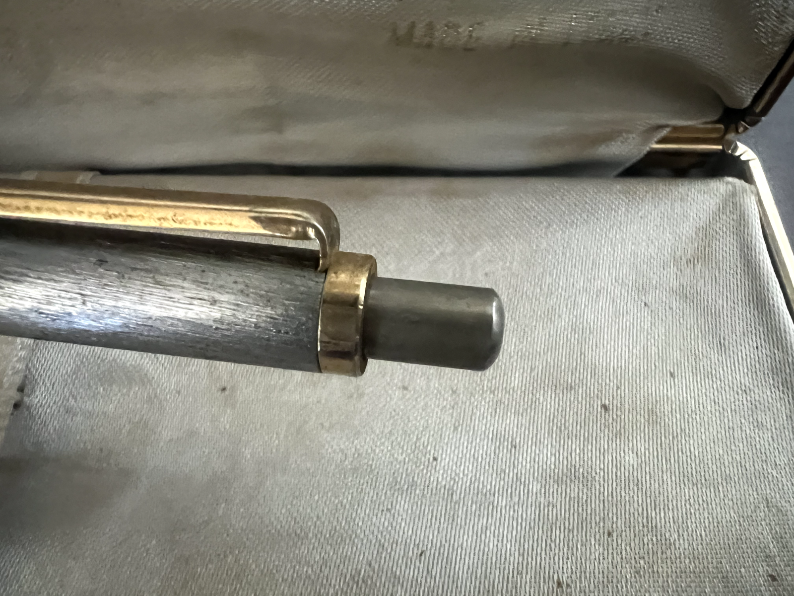 Delta Stylo-Plume Sphère Chrome Satiné Avec Profils Doré Bouton Snap Écrit