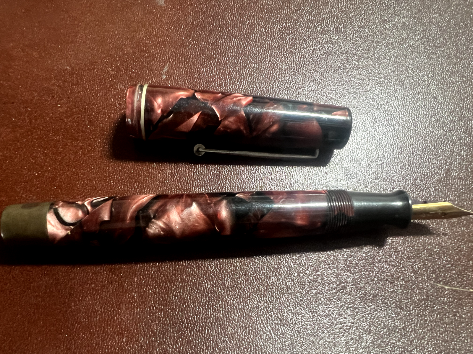 🔴 Roter Zelluloid-Füllfederhalter mit Druckknopf und Goldfeder, schreibt im Vintage-Stil 