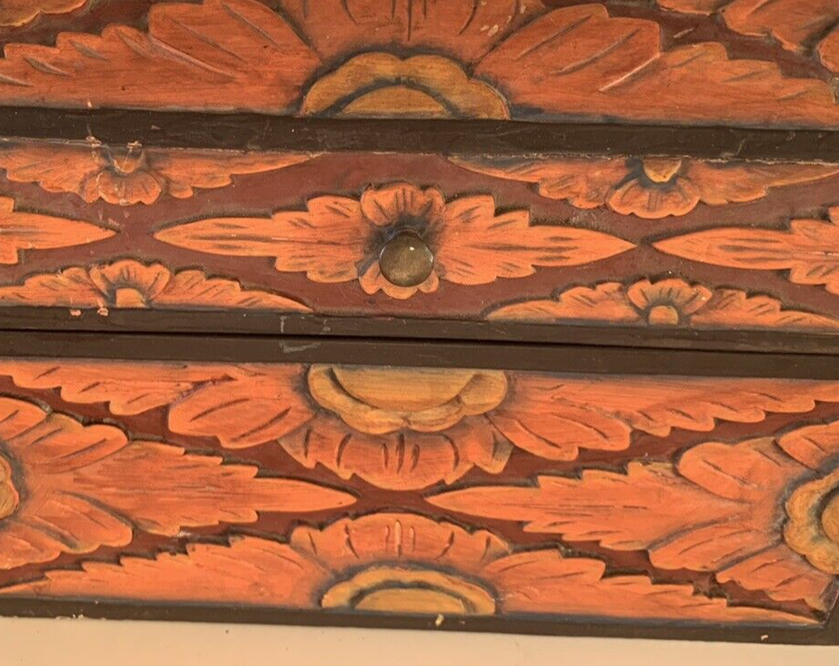 🔴 Geschnitzte Holztruhe mit floralen Vintage-Verzierungen 