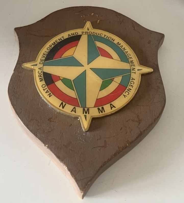🔴 CREST militare NATO DEVELOPMENT MANAGEMENT AGENCY NAMMA scudo legno