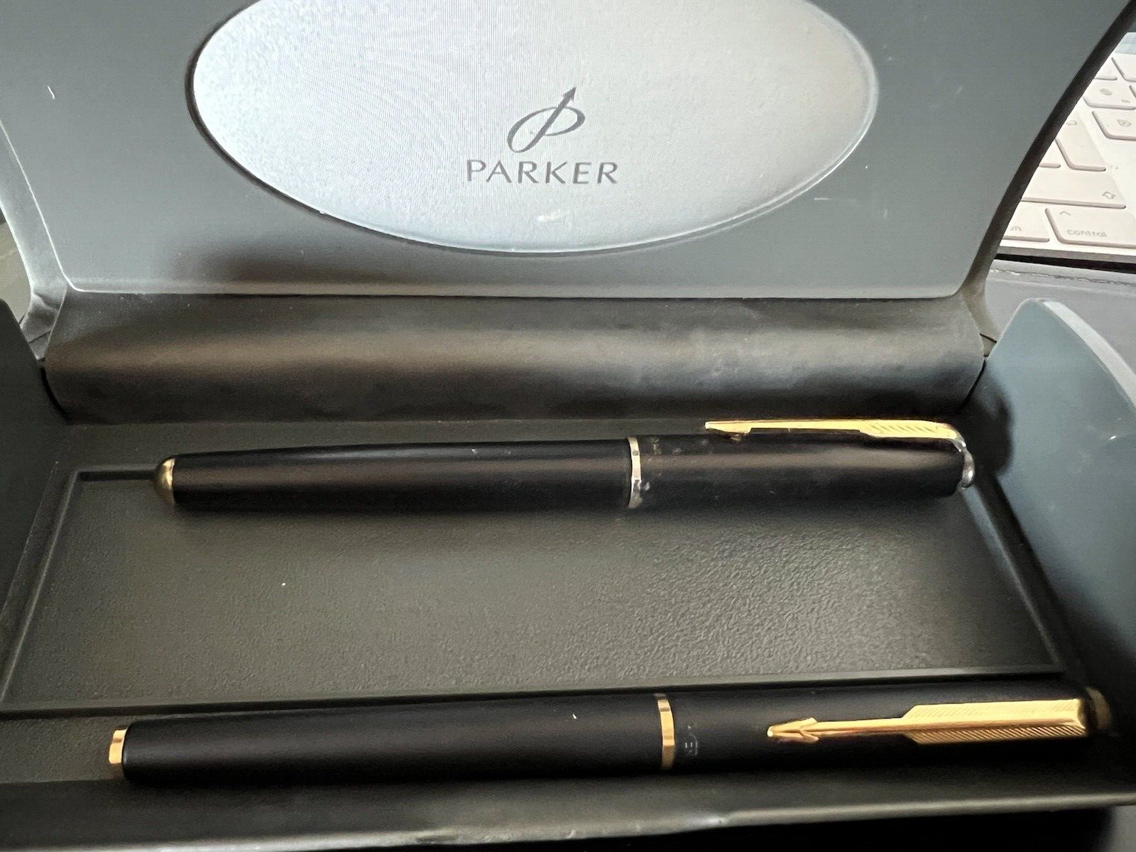 Parker Stylo-Plume Stylo à Plume Frontier Noire Hero 5020 Cartouche Piston