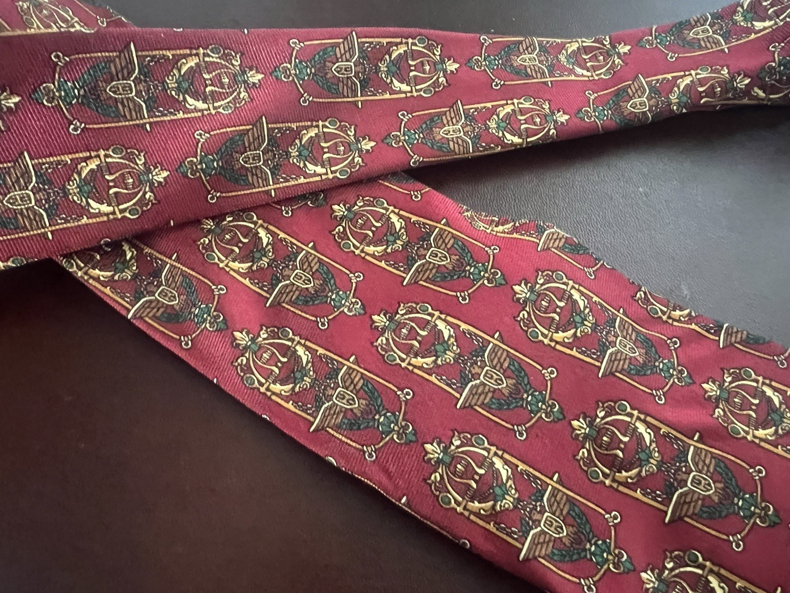 SALVATORE FERRAGAMO Rote Seda Corbata mit Vintage-Golden-Escudos-Motiv 