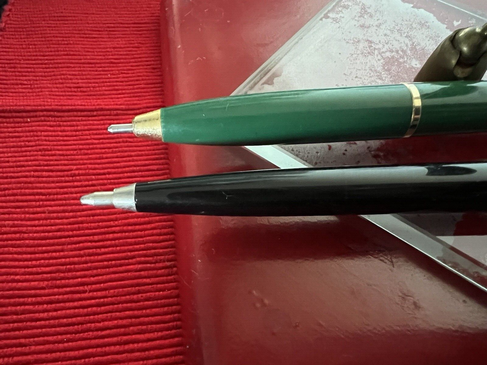 Stilofori Kugelschreiber-Set mit Tischfuß, hautfarben, rot, mit 2 Stiften, Vintage 1970 