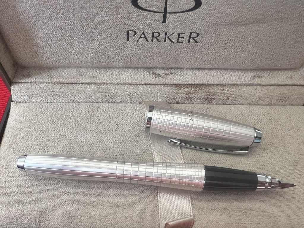 Parker Stylo-Plume Stylo à Plume Urban Premium Chrome Satiné Et Brillant Écrit