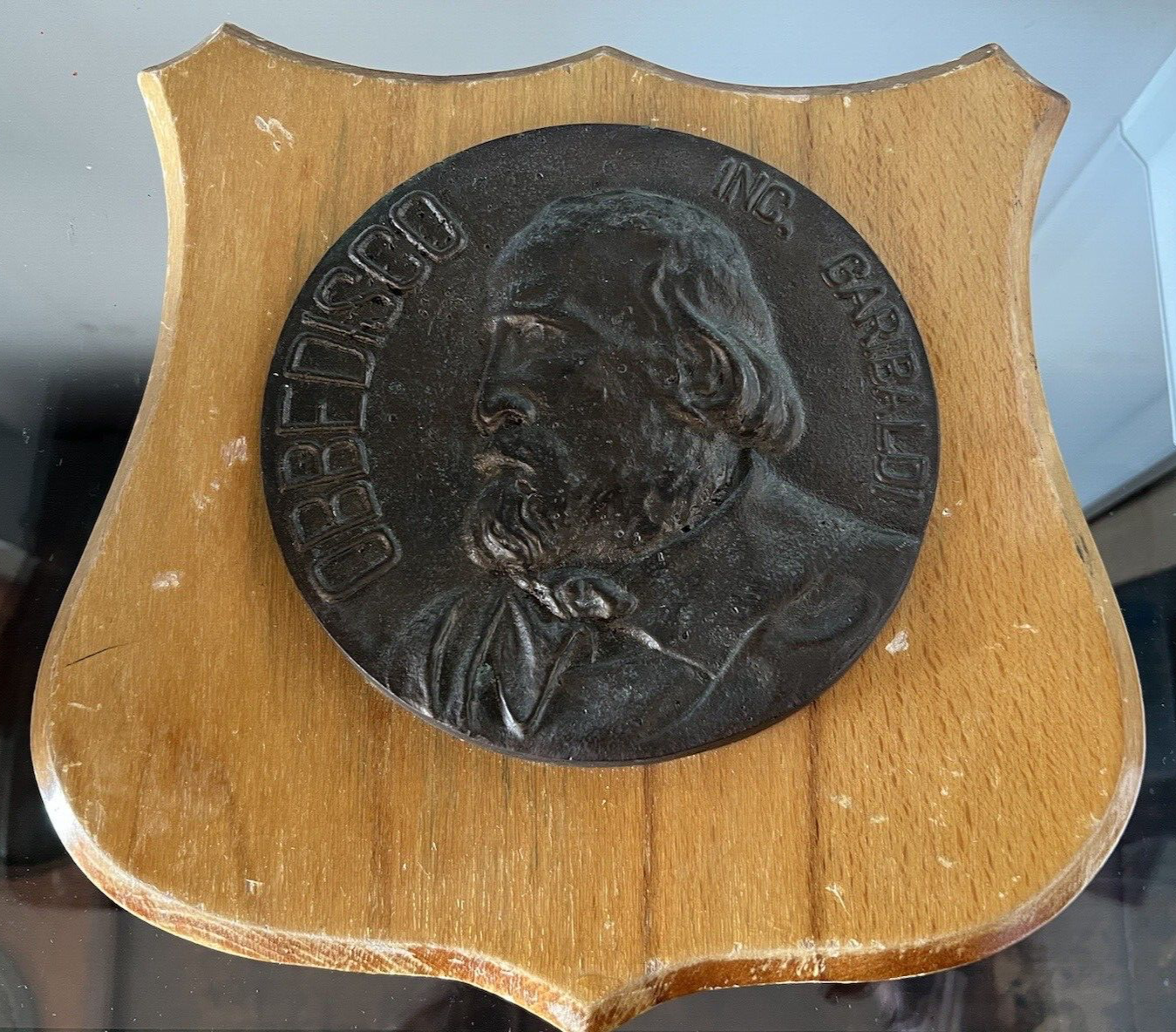 🔴 Große Bronzemedaille mit dem Wappen der Garibaldi auf originalem Holzschild: ICH GEHORCHE