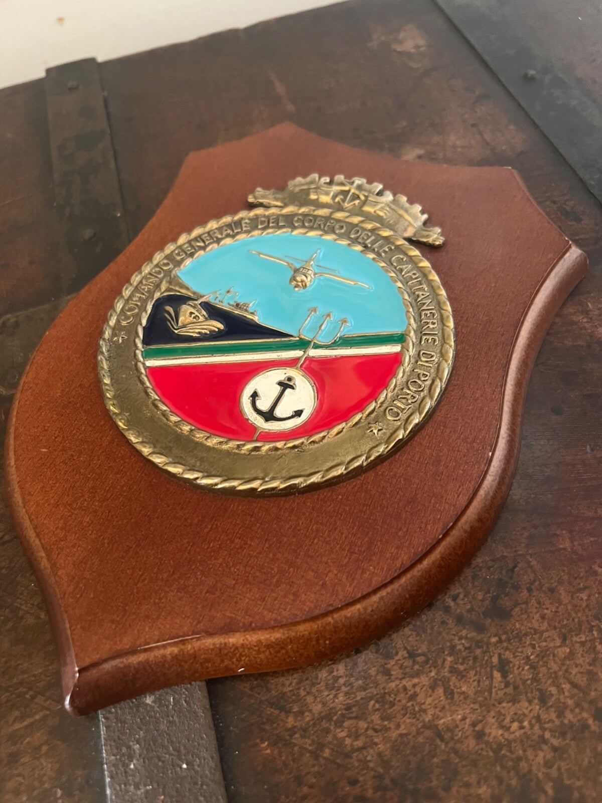 🔴 Militärwappen COMANDO CARPENTERIE DI PORTO auf Metallsockel mit Holzschild 