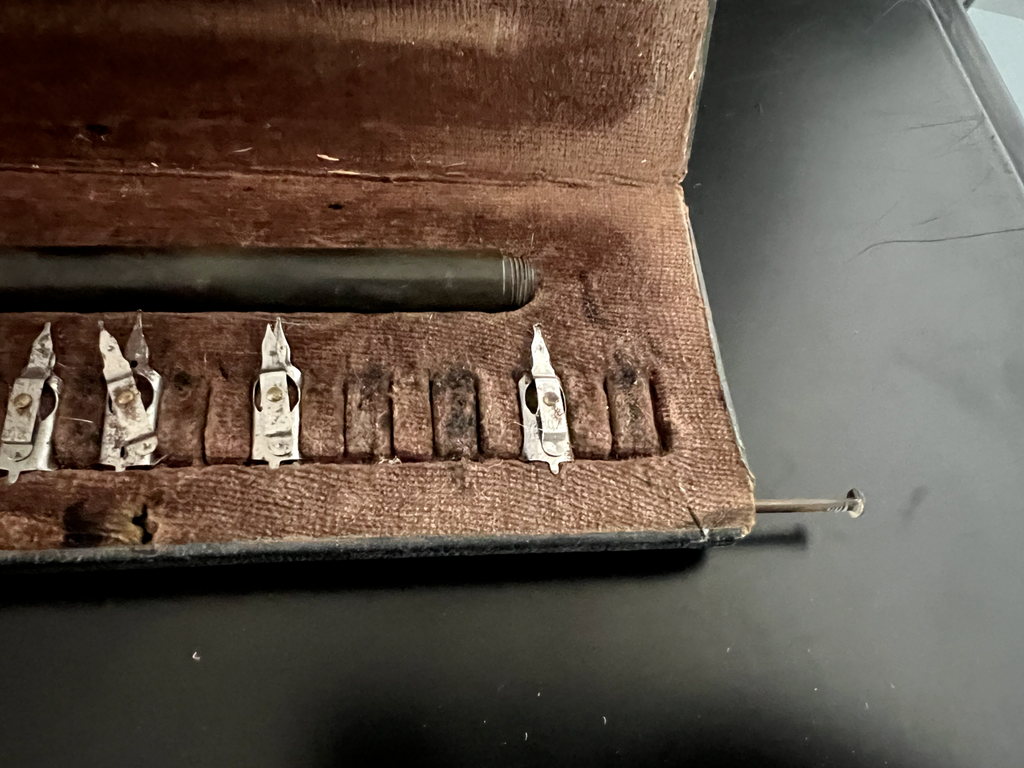 🔴 PELIKAN GRAPHOS Füllfederhalter mit Federn und Vintage-Etui 