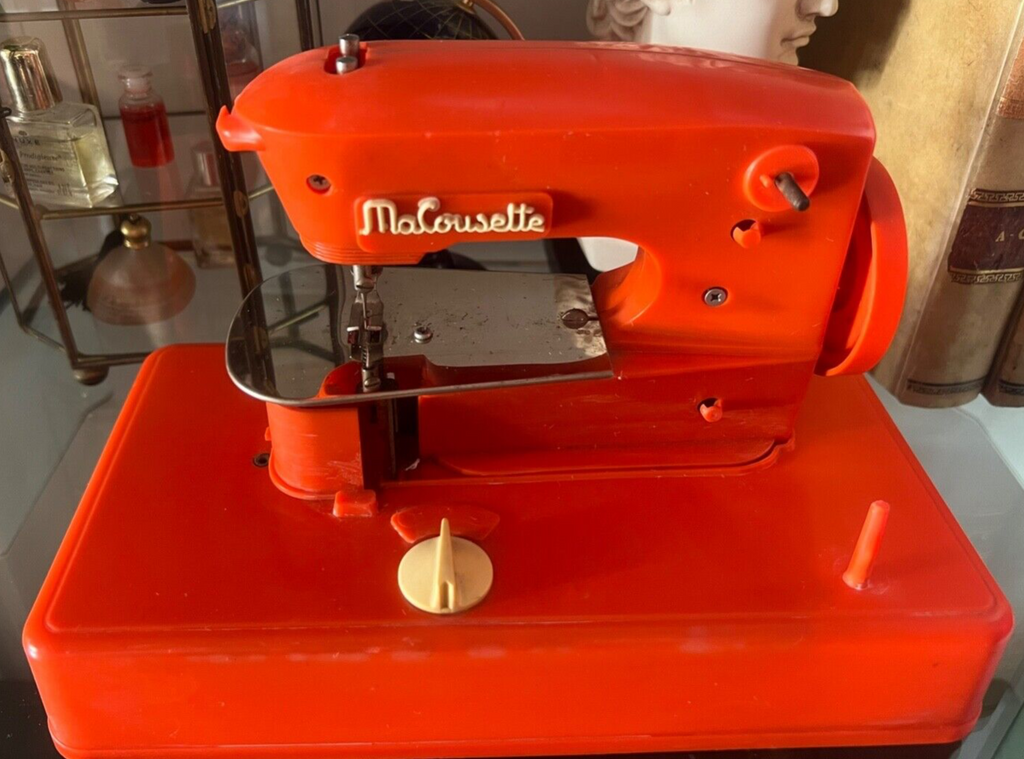 🔴 MACOUSETTE macchina cucire manovella giocattolo arancione L 25 cm vintage