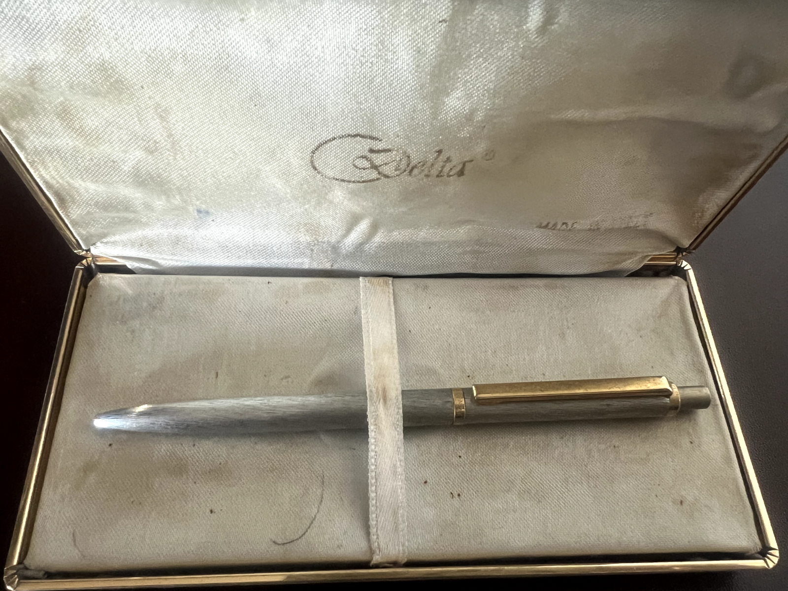 Delta Stylo-Plume Sphère Chrome Satiné Avec Profils Doré Bouton Snap Écrit