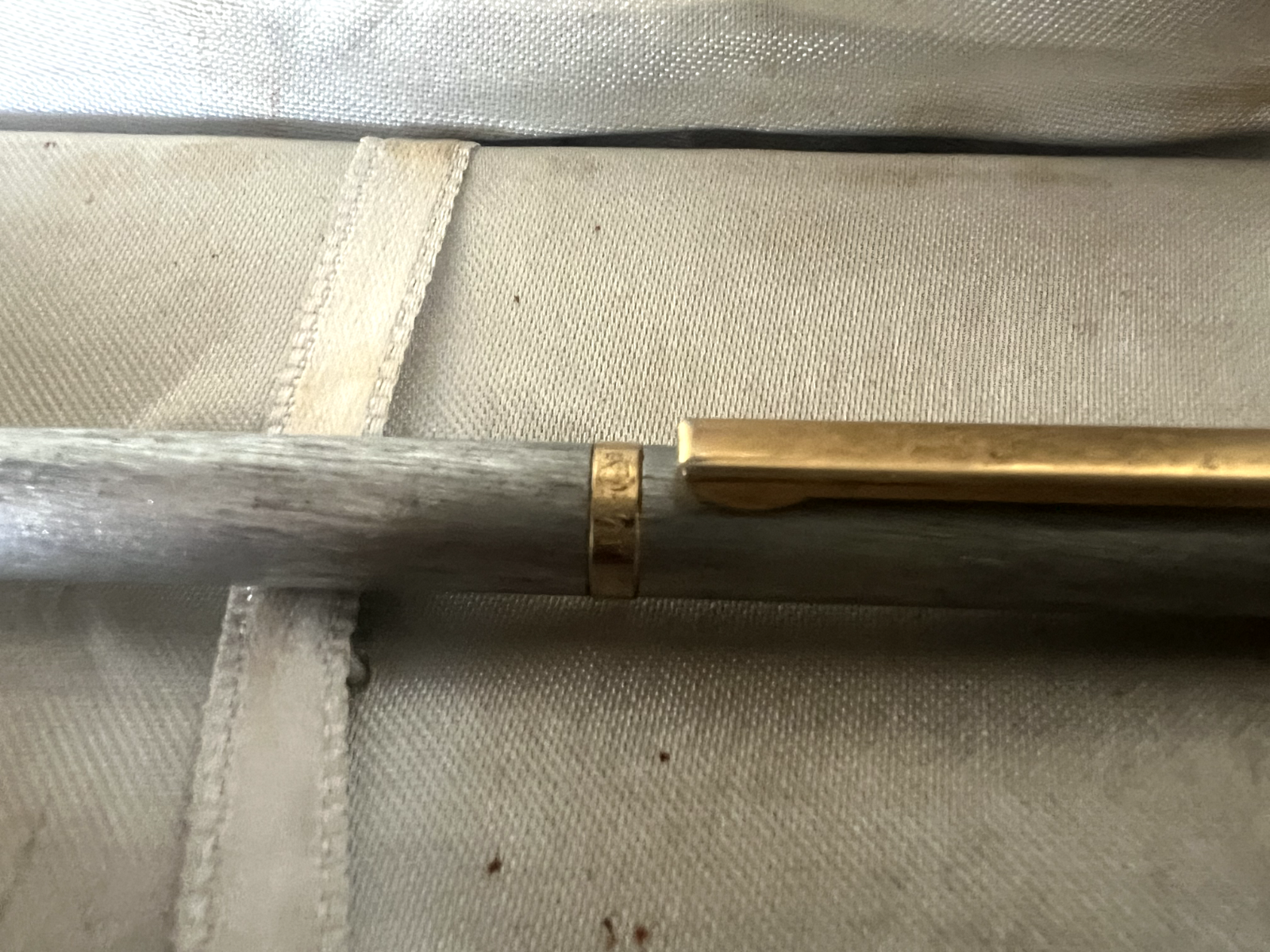 Delta Stylo-Plume Sphère Chrome Satiné Avec Profils Doré Bouton Snap Écrit