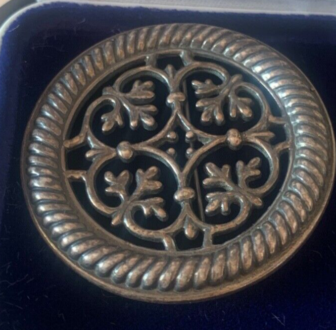 Broche Fleur Cercle Avec Feuilles Et Volute Vintage 