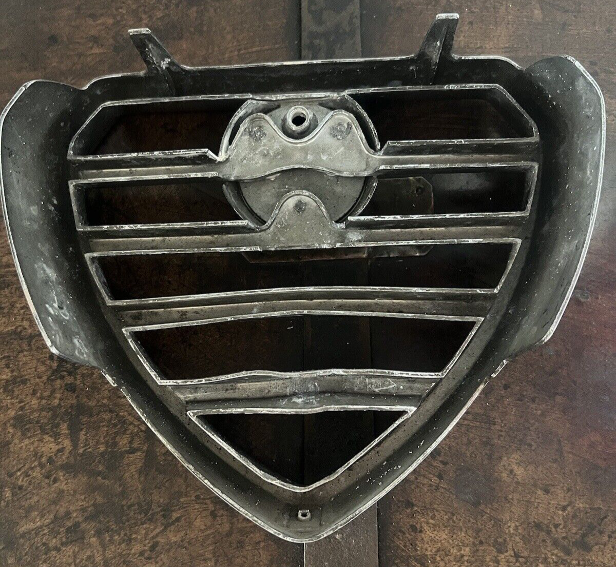 Alfa Romeo Giulietta Kühlergrill Voiture Panneau Bouclier Métal Chrome Original 