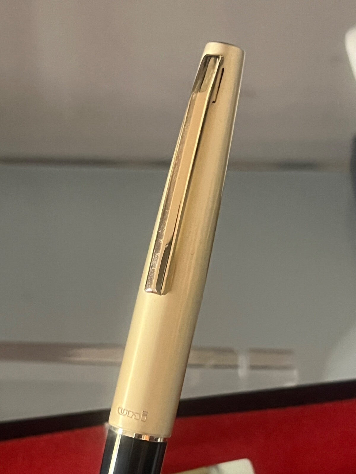 🔴 UNI-BALL penna sfera nera cappuccio dorato con custodia scrive vintage '70
