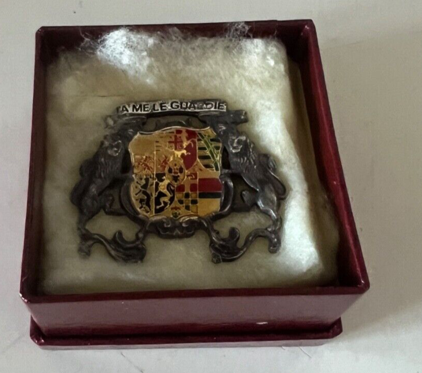 Broche A Me les Gardes en Métal Ciselé Bas-Relief Vernis L3,5 Vintage